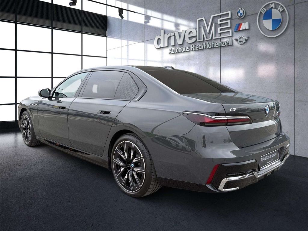 BMW i7