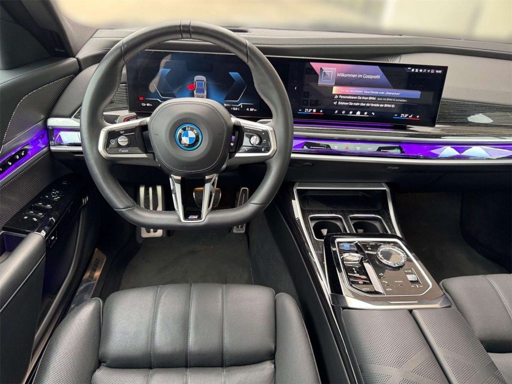 BMW i7