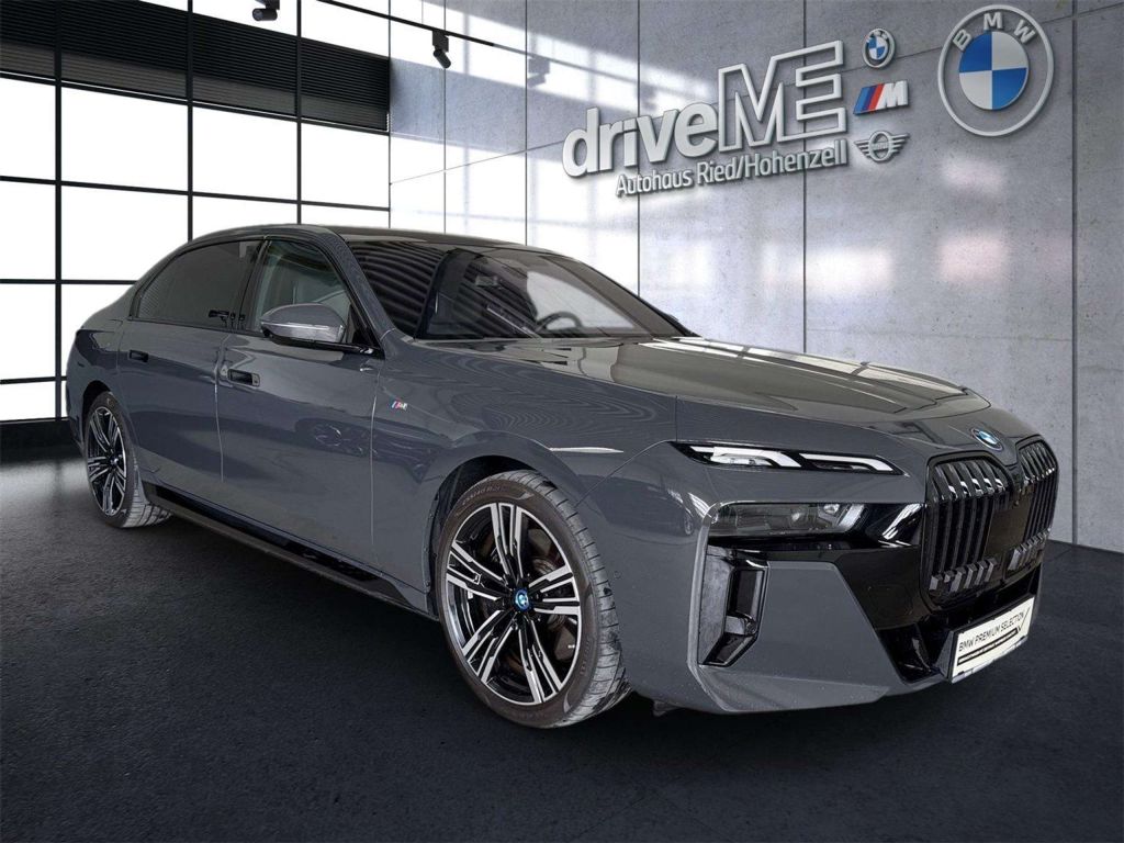 BMW i7