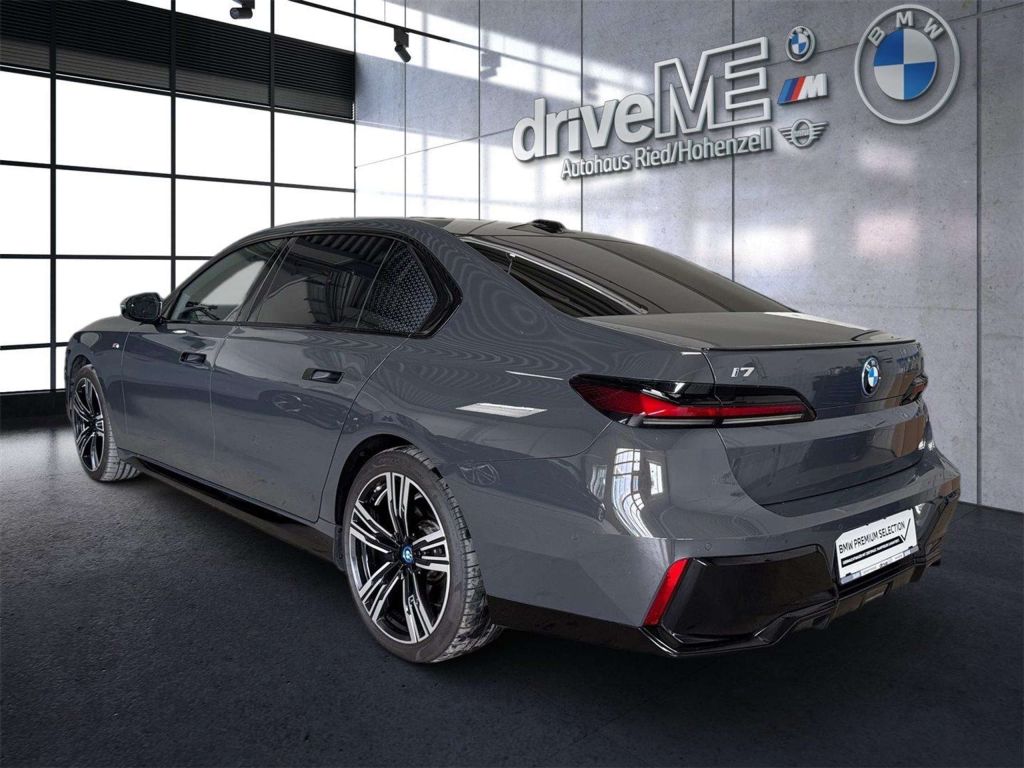 BMW i7