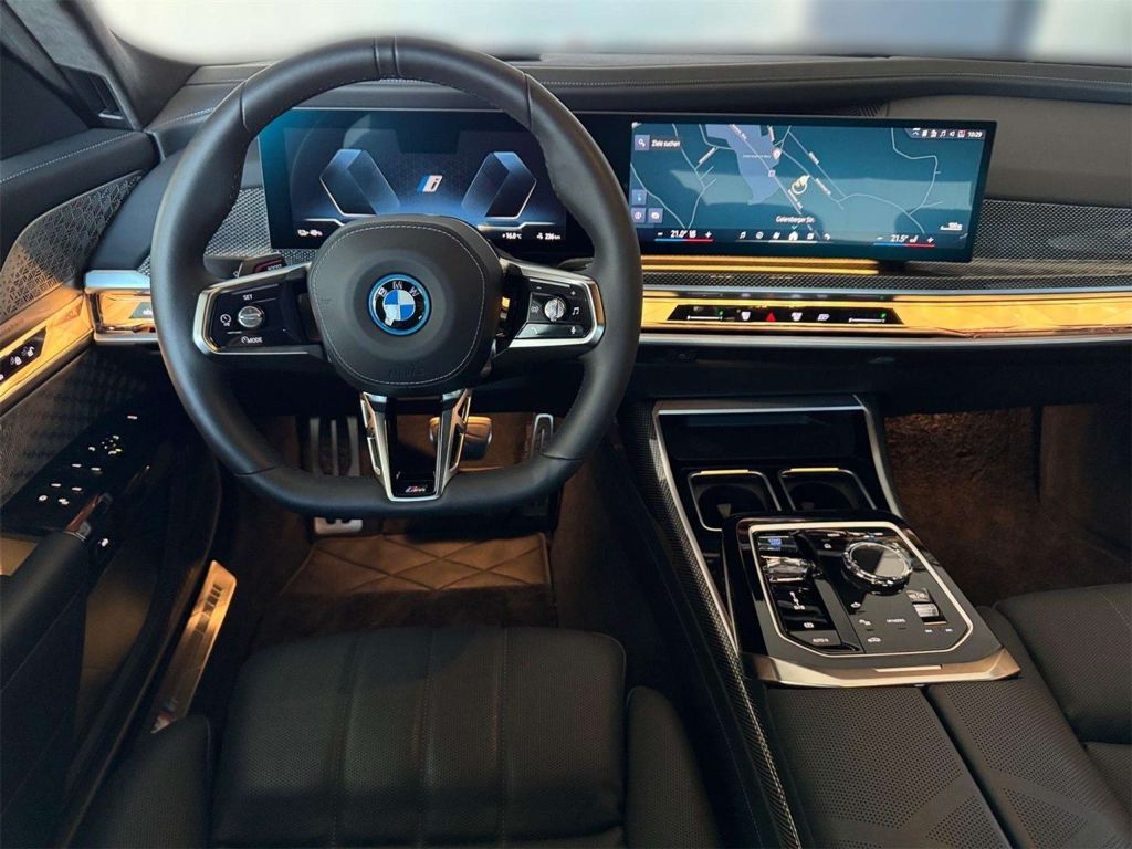 BMW i7