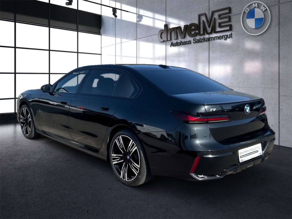 BMW i7
