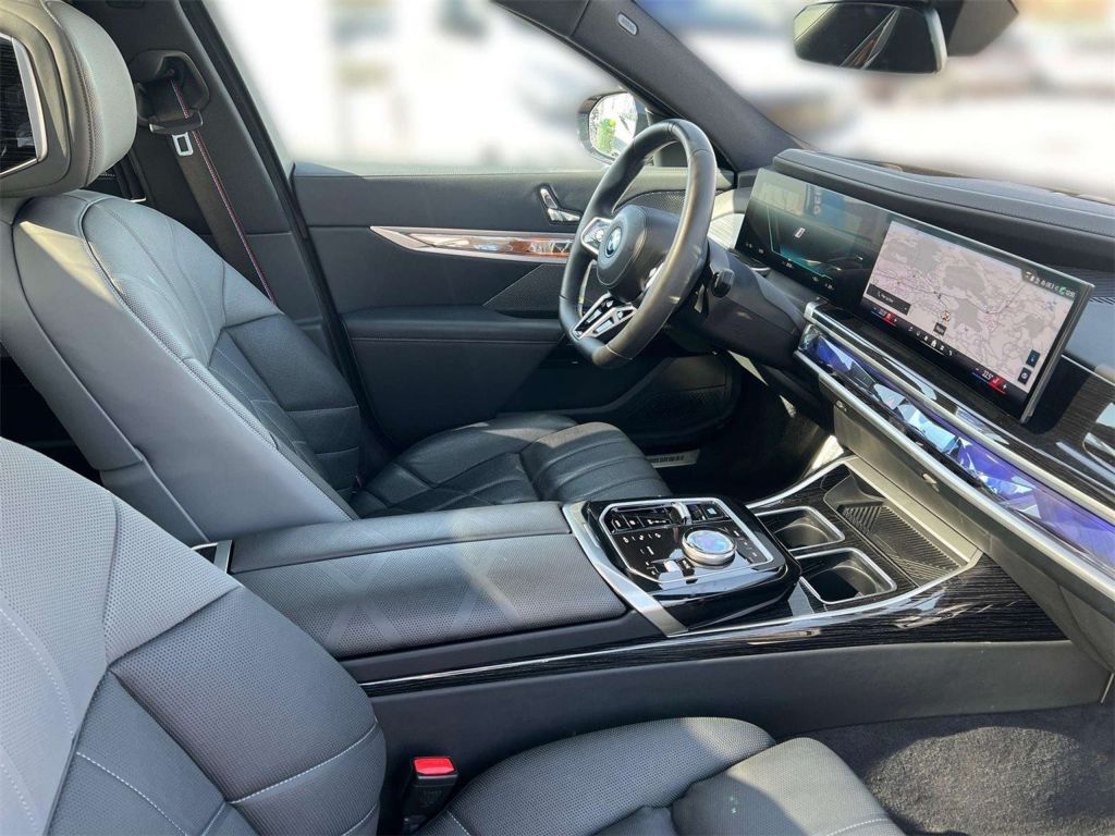BMW i7