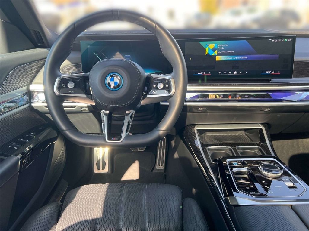 BMW i7