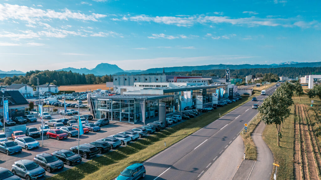 Luftaufnahme des Autohauses drive ME in Regau