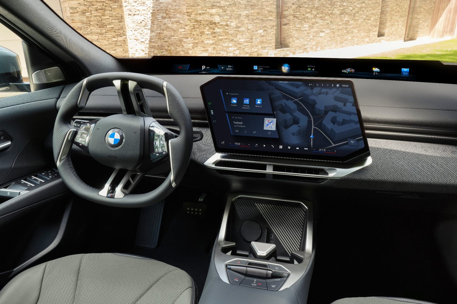 Cockpit des BMW iX4 mit BMW Panoramic iDrive und Zentral-Display