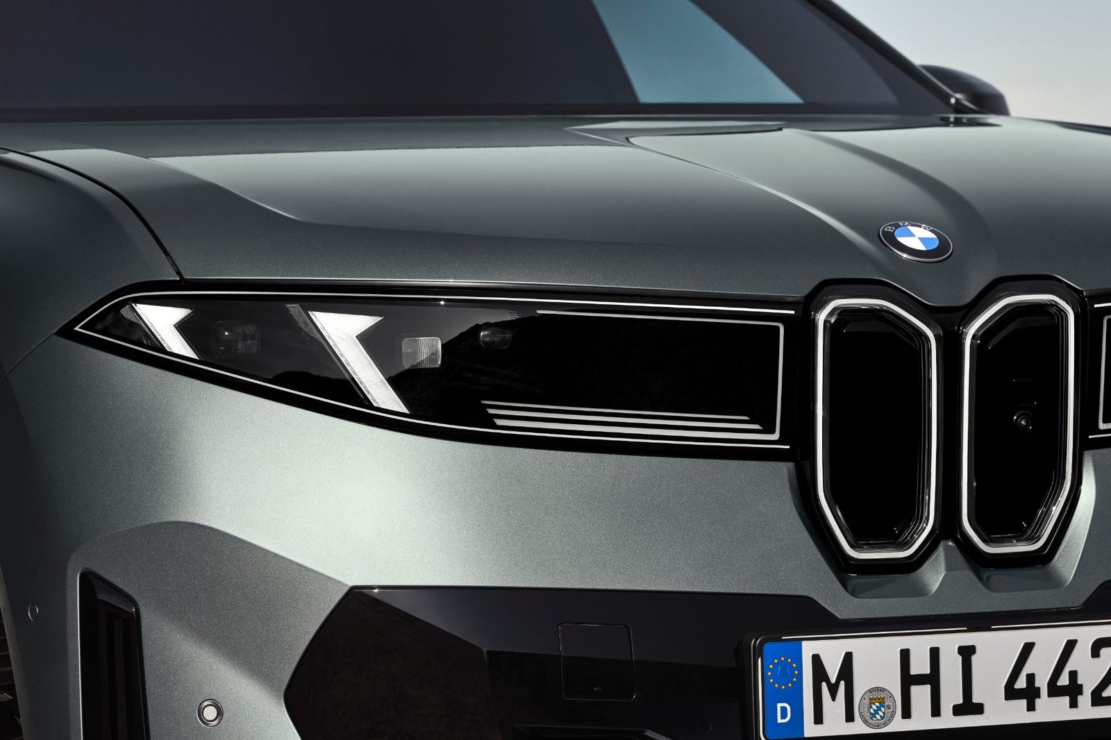 BMW iX4 Front mit BMW Niere und Scheinwerfern der Neuen Klasse