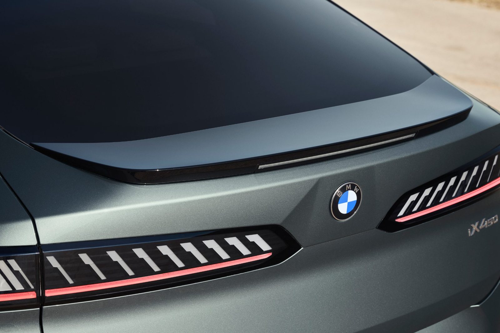 BMW iX4 Heckleuchten und Heckspoiler im Detail