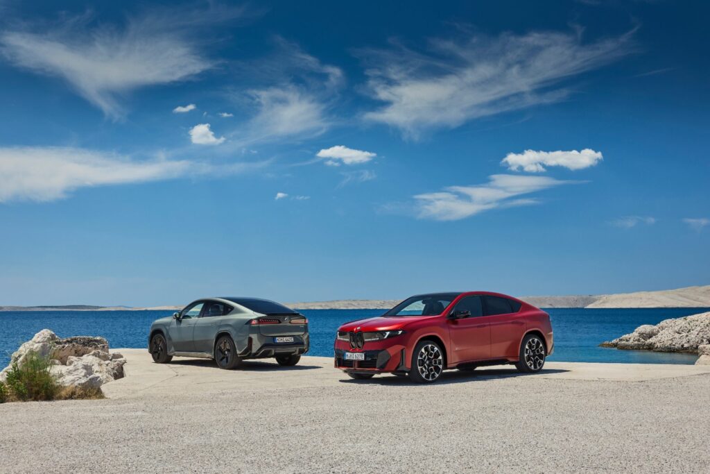 Der neue BMW iX4 50 xDrive und BMW iX4 M60 xDrive am Meer
